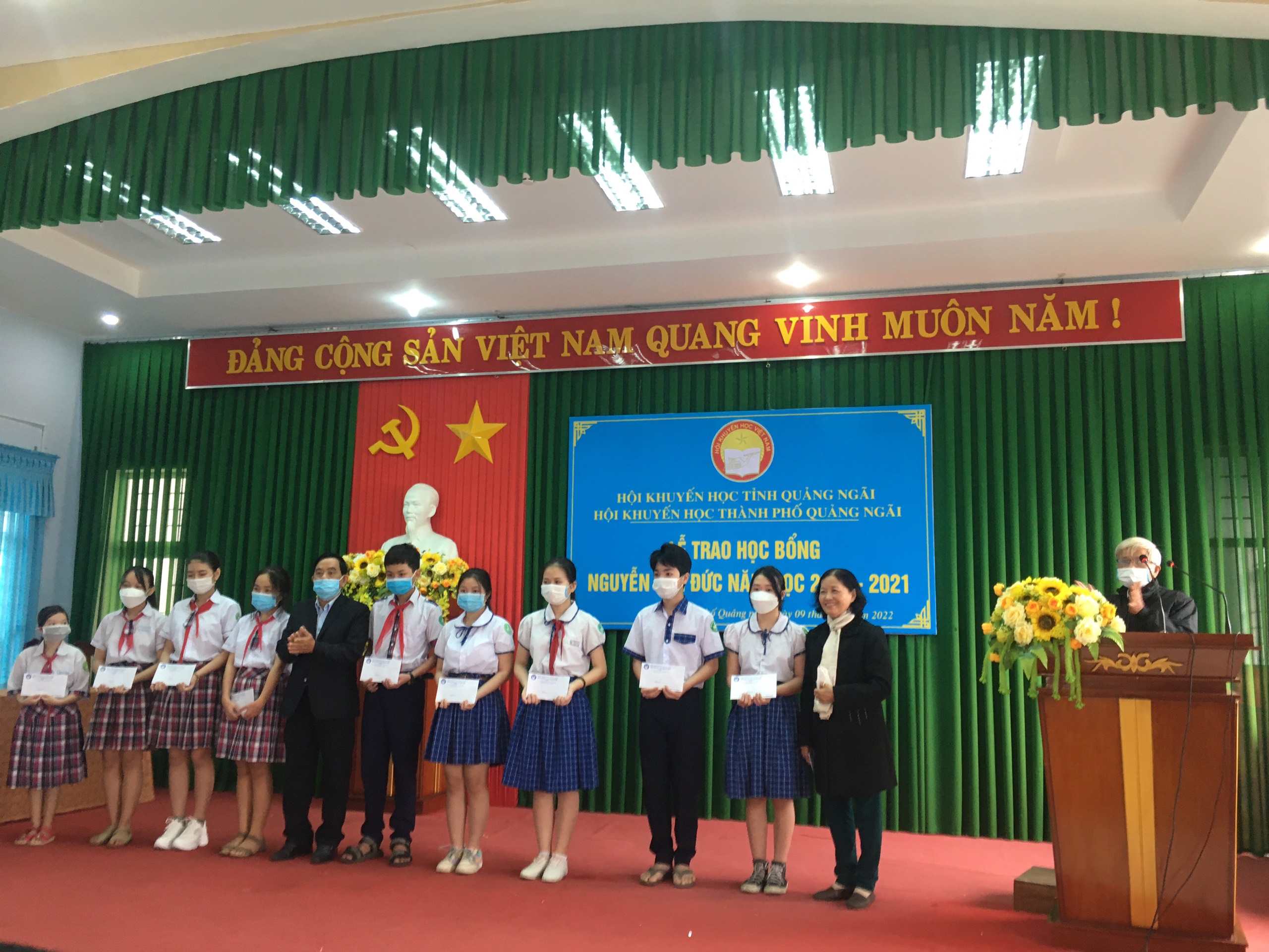 Lễ trao học bổng Nguyễn Tấn Đức cho học sinh nghèo thuộc Trường Tiểu học, THCS thuộc 02 phường Chánh Lộ và Nghĩa Lộ vươn lên vượt khó học tập.