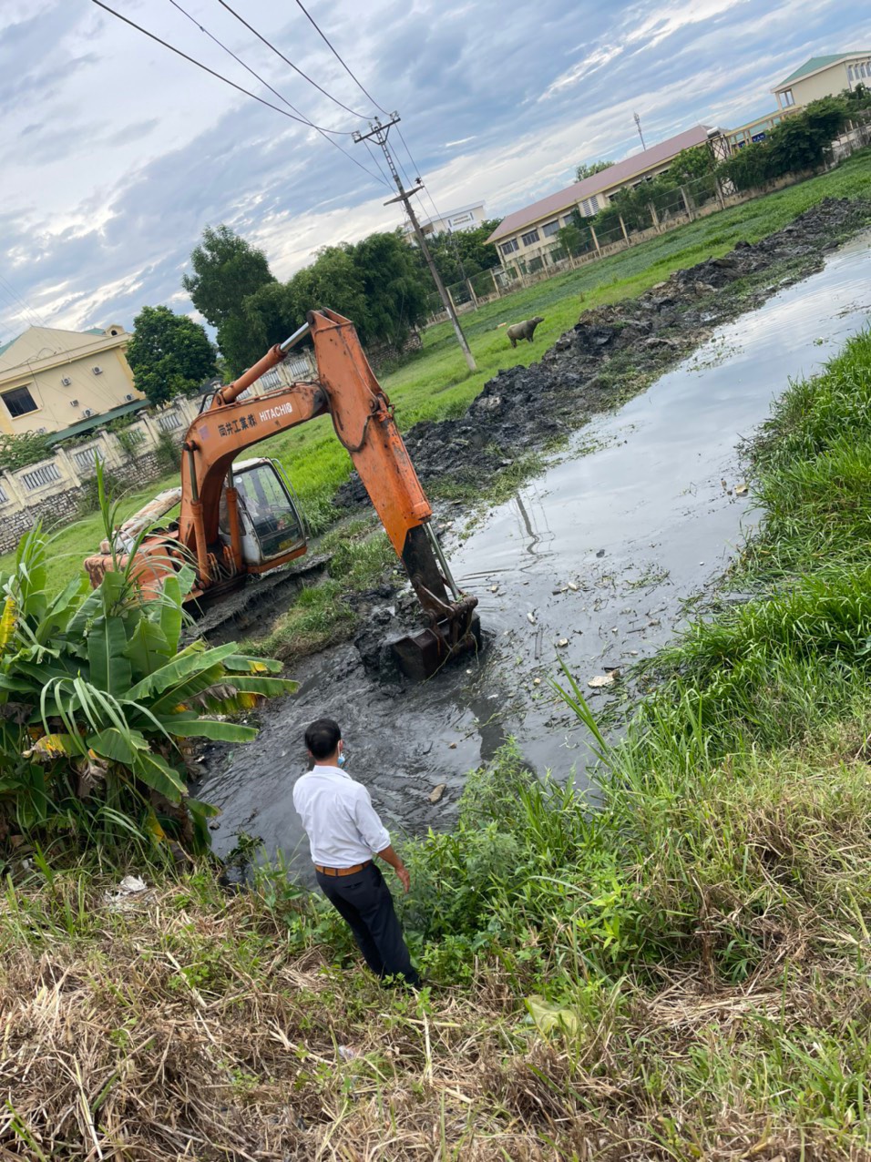 UBND phường khắc phục nạo vét hệ thống cống thoát nước gây ngập úng trên địa bàn Tổ dân phố 4