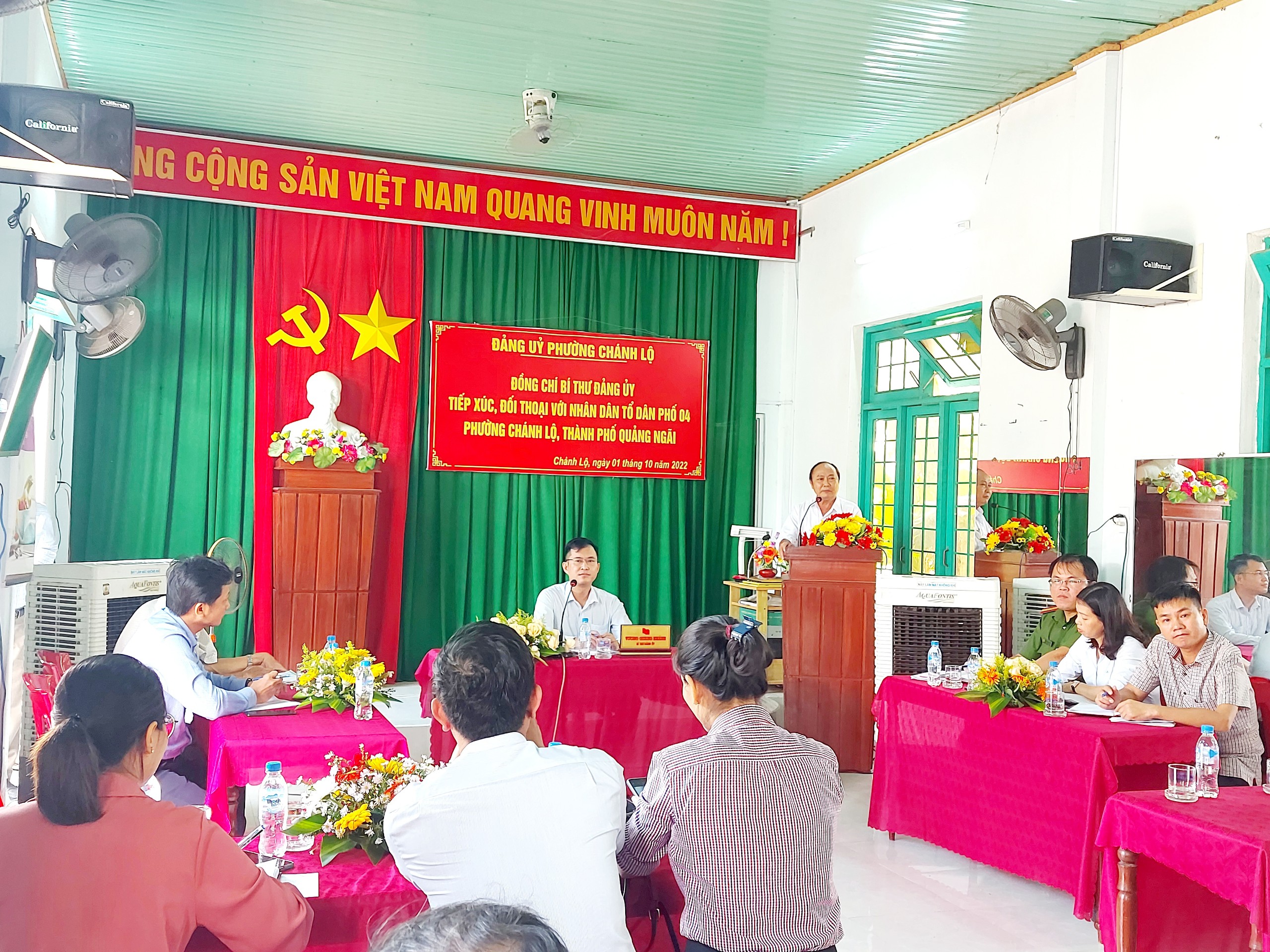 Đồng chí Bí thư Đảng ủy phường tổ chức tiếp xúc, đối thoại trực tiếp với nhân dân tổ dân phố 4, phường Chánh Lộ.