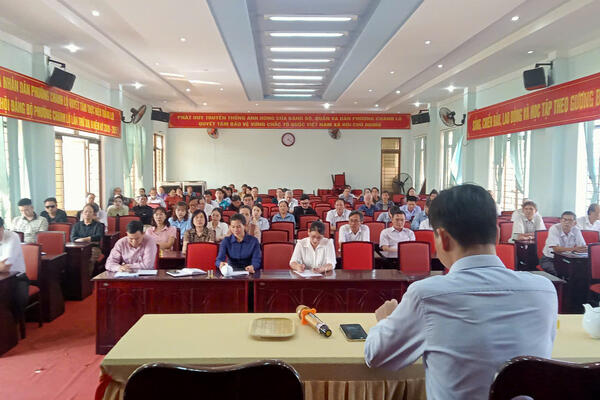 UBND Phường Chánh Lộ tổ chức buổi làm việc với các hộ gia đình, hộ kinh doanh, doanh nghiệp và người buôn bán không cố định trên tuyến đường Phan Đình Phùng (đoạn đường Trần Hưng Đạo đến Lê Lợi) để phố biến, quán triệt, ký cam kết thực hiện các nội dung liên quan về trật tự đô thị, xây dựng nếp sống văn minh đô thị;